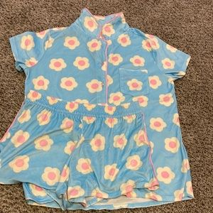 I am selling a kids two p Peace sleep set Very soft and very cute